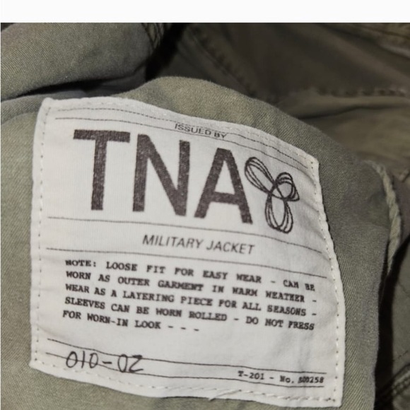 Aritzia TNA Utility/ Military Style Jacket. Green.
SIZE M - Picture 16 of 16